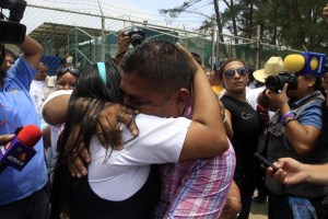 Los electricistas tras salir de las rejas del CERESO.