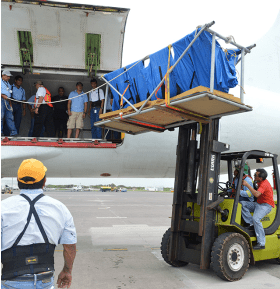 Con montacarga, lo suben al avión debido a que su peso es en tonelaje.