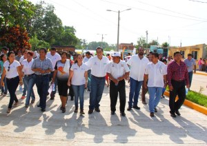 El cabildo de Coatzacoalcos recorre la área recién pavimentada.