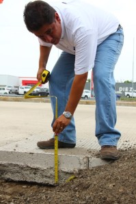 Auditores de Obra Pública del Ayuntamiento inspeccionan la calidad de la pavimentación, para que cumpla con las especificaciones.