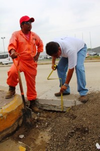 Se implementó concreto hidráulico MR-42, material mejorado que incluye polímeros y fibras para lograr mayor adherencia y durabilidad.