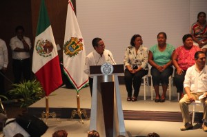 El alcalde Joaquín Caballero agradece la distinción a Rosario Robles, de Sedesol.