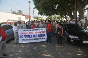 Se manifiestan afuera de las instalaciones de Derechos Humanos contra Pemex y el Sindicato Petrolero.
