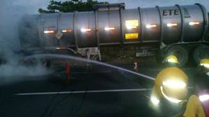 Protección Civil y Bomberos de Cosoleacaque evitaron la explosión inminente por el incendio de los neumáticos. (FOTOS.- PC Cosoleacaque)