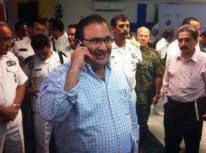 En reunión privada con el gobernador del estado para informar acerca de la seguridad en Coatzacoalcos (Foto Carlos Nino).