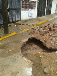 La calle se cae a pedazos por el socavamiento.