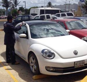 La Policía Ministerial de la PGJE intenta localizar las huellas de los asaltantes. (Fotos León Lafita)