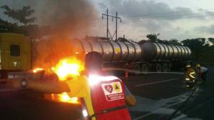 El auto-tanque de doble remolque estaba cargado de turbosina; afortunadamente el incendio fue controlado.