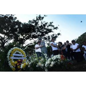 Los padres del tatuador Jose Luis Burela, quien fue atropellado por la funcionaria municipal de Boca del Río. Es la foto de su sepulcro.