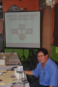 Armando Rotter Maldonado, ex alcalde, presenta su modelo de negocios a emprendedores.