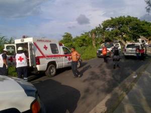 Cuando inició el tiroteo el ex teniente al parecer también sacó su arma larga R-15 y le disparó a su agresor. El presunto sicario, herido logró darse a la fuga con dirección a la colonia San Miguel, pero al encontrarse cerca de la universidad Tecnológica del Sureste de Veracruz, fue agredido por otro pistolero.