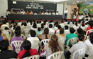 Gracias a las becas que otorga el Ayuntamiento, los jóvenes podrán continuar con sus estudios.