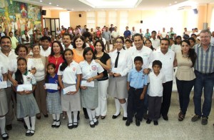 Estuvieron presentes la Síndica, Edith Alejandra Theurel Cotero;   los regidores: Juan Pablo Sosa González, Felipe Ángel Hernández Pulido, Víctor Manuel Esparza Pérez; José Uribe Pozos, Martha Beatriz Hernández Montalvo,  Luis Enrique Rendón Martín, Noriel Prot Álvarez y Nora Cortazar Luna. Además de la diputada local, Mónica Robles Barajas; el director de Educación municipal, Luis Martín Vega Sánchez ; y en representación de la diputada federal, Patricia Peña Recio, María de la Luz López.