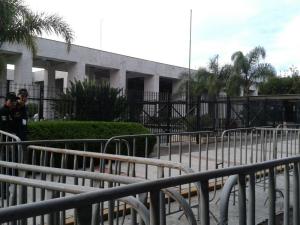 Cercado el Congreso por aprobación de La Ley del IPE en Xalapa, Veracruz.