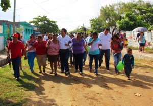 El alcalde recorrió la calle que será pavimentada, en compañía de los beneficiarios.