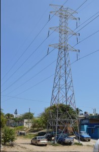 Los vecinos de la Colonia Hernández Ochoa utilizan las bases de las Torres de la CFE como cocheras, sin importar riesgo por descargas o contraer cáncer.