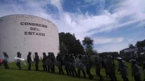 Fuerte operativo policíaco en el Congreso del Estado por protesta de la ley IPE.