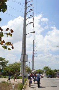 En Rancho Alegre 2, por la avenida General Anaya, todos los días las familias conviven con el peligro de las torres de alta tensión.