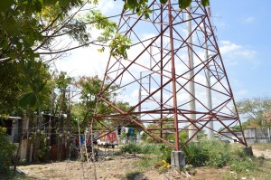 Hasta de tendedero de ropa utilizan las Torres que debieran estar a 30 metros de distancia, según las normas oficiales.