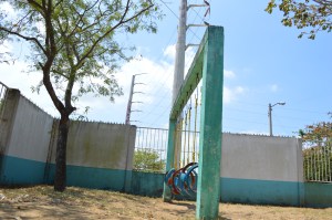 El patio trasero del Jardín de Niños Luz María Serrader invade el derecho de vía de la CFE.