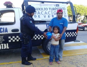 Mando Unico entrega regalos a niños, dentro sus operativos de seguridad y cambio de imagen ante la sociedad.