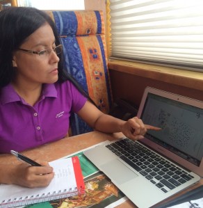 La investigadora y docente, especialista en Maestría de Finanzas públicas y Ciencias de la Educación, estudia la ubicación del terreno.