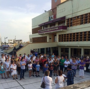 En sus oraciones, piden por la seguridad de las fuerzas policiales y que actúen con eficacia ante la delincuencia que afecta la ciudad.