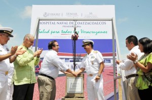 El mandatario estatal puso hoy esta tarde la primera piedra del Hospital Naval.