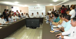 Estuvieron presentes regidores; el coordinador del Instituto Veracruzano para la Educación de los Adultos (IVEA) en Coatzacoalcos, Manuel Cabanas Celaya; representante de las oficinas centrales del INEA, Maximiano Ramírez Martínez; funcionarios municipales y representantes de las cámaras empresariales.