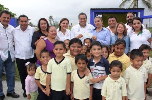 El Ayuntamiento entrega un cheque por 40 mil pesos, a Jardín de Niños.