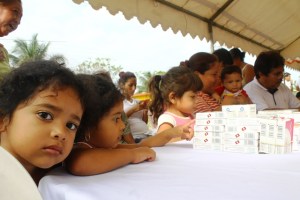 Estrenando sonrisas infantiles.