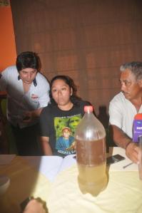 Los ecologistas y pescadores exhibieron muestras de agua contaminada que presuntamente es del arroyo Gopalapa.