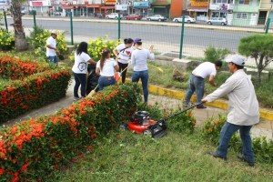 Limpian áreas verdes de la Colonia.