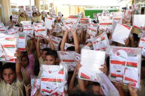 Los niños felices con sus útiles escolares.