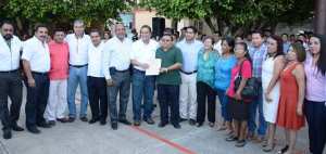 Estuvieron presentes funcionarios municipales, autoridades educativas, maestros y padres de familia.