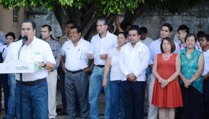 El presidente de Coatzacoalcos, Joaquín Caballero, durante la entrega de apoyos escolares.
