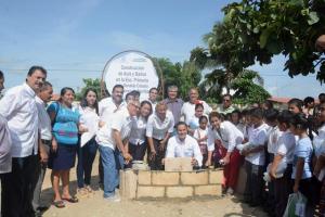 La primera piedra en construcción de una nueva aula.