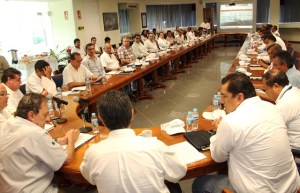 Estuvieron presentes el secretario de Gobernación municipal, Oliver Damas de los Santos; el director de la API, Ovidio Noval Nicolau; el presidente del Consejo Coordinador Empresarial, Jorge Arturo Arboleya Pastrana y representantes del sector industrial y empresarial, en el recinto de la APICOAT.