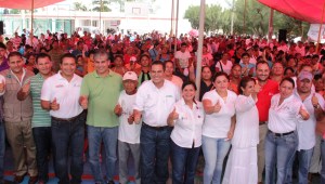 Estuvieron presentes la agente municipal de villa Allende, Keren Prot Vásquez;  los regidores, Nora Cortazar Luna, Mirna García Avalos, José Uribe Pozos, Noriel Prot; el secretario de Sedesol municipal, Gustavo Linares Yepez. Además, el coordinador del Instituto Veracruzano para la Educación de los Adultos (IVEA) en Coatzacoalcos, Manuel Cabanas Celaya; y funcionarios del Ayuntamiento.