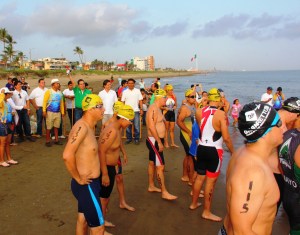 El presidente Joaquín Caballero da inicio a la competencia en nado aguas profundas.