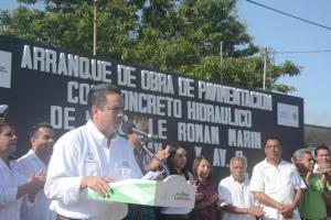 Se comprometió para hacer dos vialidades más...