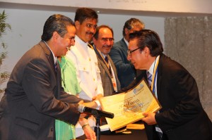 Durante la inauguración, el alcalde entregó reconocimientos.