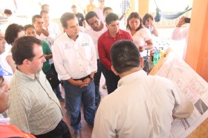 Durante el recorrido en Barrillas, constató el avance de obras.