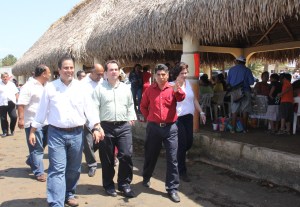 El presidente municipal, Joaquín Caballero Rosiñol y el senador José Yunes Zorrilla, realizaron un recorrido en Las Barrillas, esta mañana.