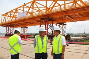 El alcalde inspeccionó el área de trabajo para el reemplazamiento de la estructura.
