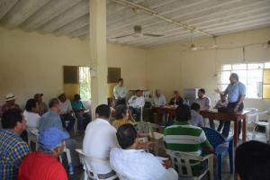 Presentes en la asamblea, el subagente municipal del ejido La Esperanza, Víctor de la Fuente López; el presidente del Comisariado, Feliciano Riberos; la Procuradora Agraria, Noelia Vázquez Hernández; el presidente de la Asociación Ganadera Local, Rafael de Hombre López. Representantes de la Secretaría de Infraestructura y Obras Públicas del Estado de Veracruz,  alrededor de 40 integrantes de la Asamblea Ejidal de La Esperanza, así como el asesor de las Industrias Agroalimentarias del Gobierno del Estado, Juan Manuel García González entre otros funcionarios.