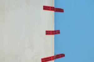 La casa de seguridad permanece resguardada con los sellos de la PGJE.