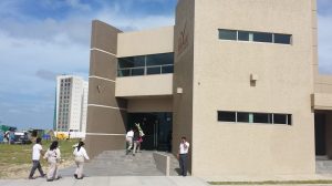 Compañeros petroleros del papá de Karime van con ofrendas florales acompañando en su dolor a la familia.