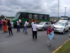 Los colonos en un asentamiento irregular cerraron el paso de la avenida Universidad.