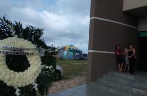 El Procurador General de Justicia, Luis Angel Bravo, mandó una corona floral a la familia de la niña Karime, cremada esta tarde del viernes.